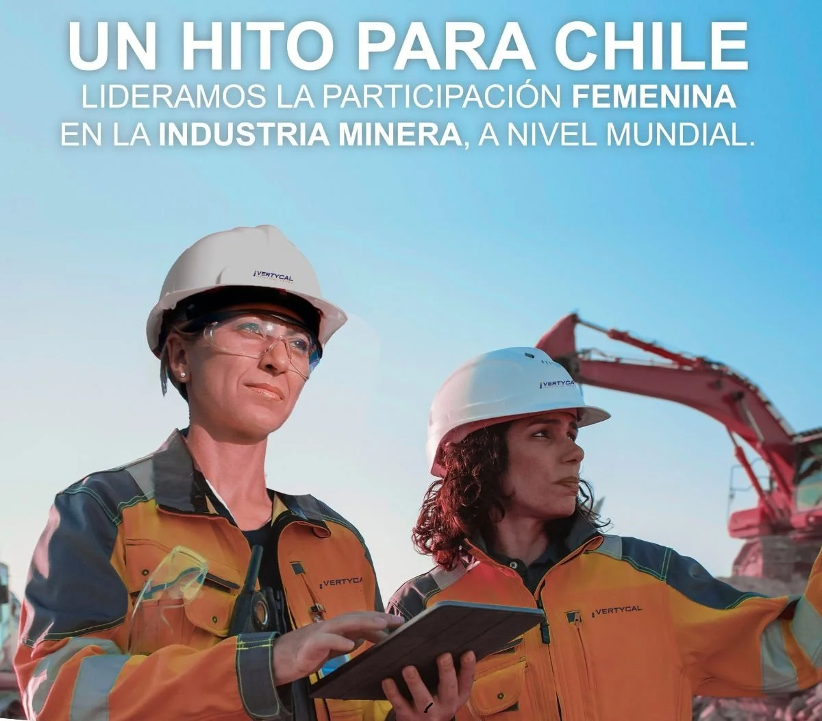 Mujeres trabajadoras mineras con casco revisando información en terreno
