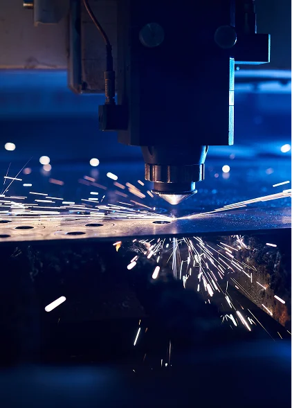 Corte industrial de metal con chispas en planta de producción