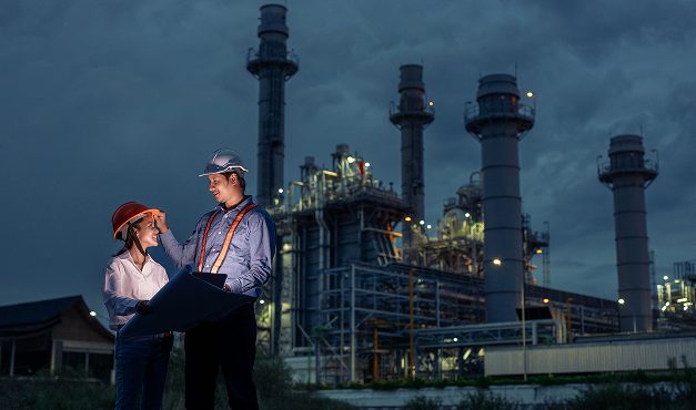 Planta industrial al atardecer