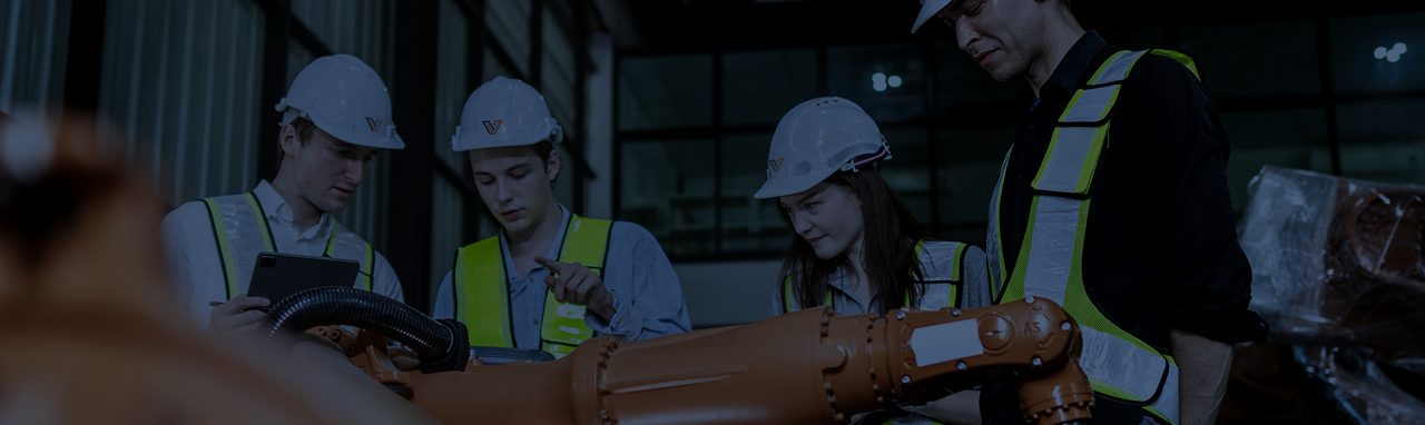Trabajadores con equipo de protección en faena industrial