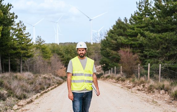 Trabajador con chaleco reflectante en un camino de faena