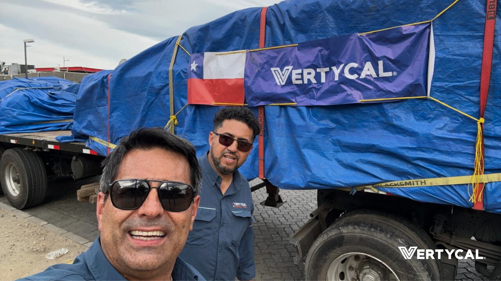 Equipo Vertycal junto al camión con ayuda para las familias damnificadas de Penco