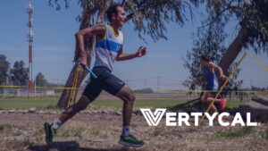 Corredor del equipo Cross Country UC entrenando con indumentaria Vertycal