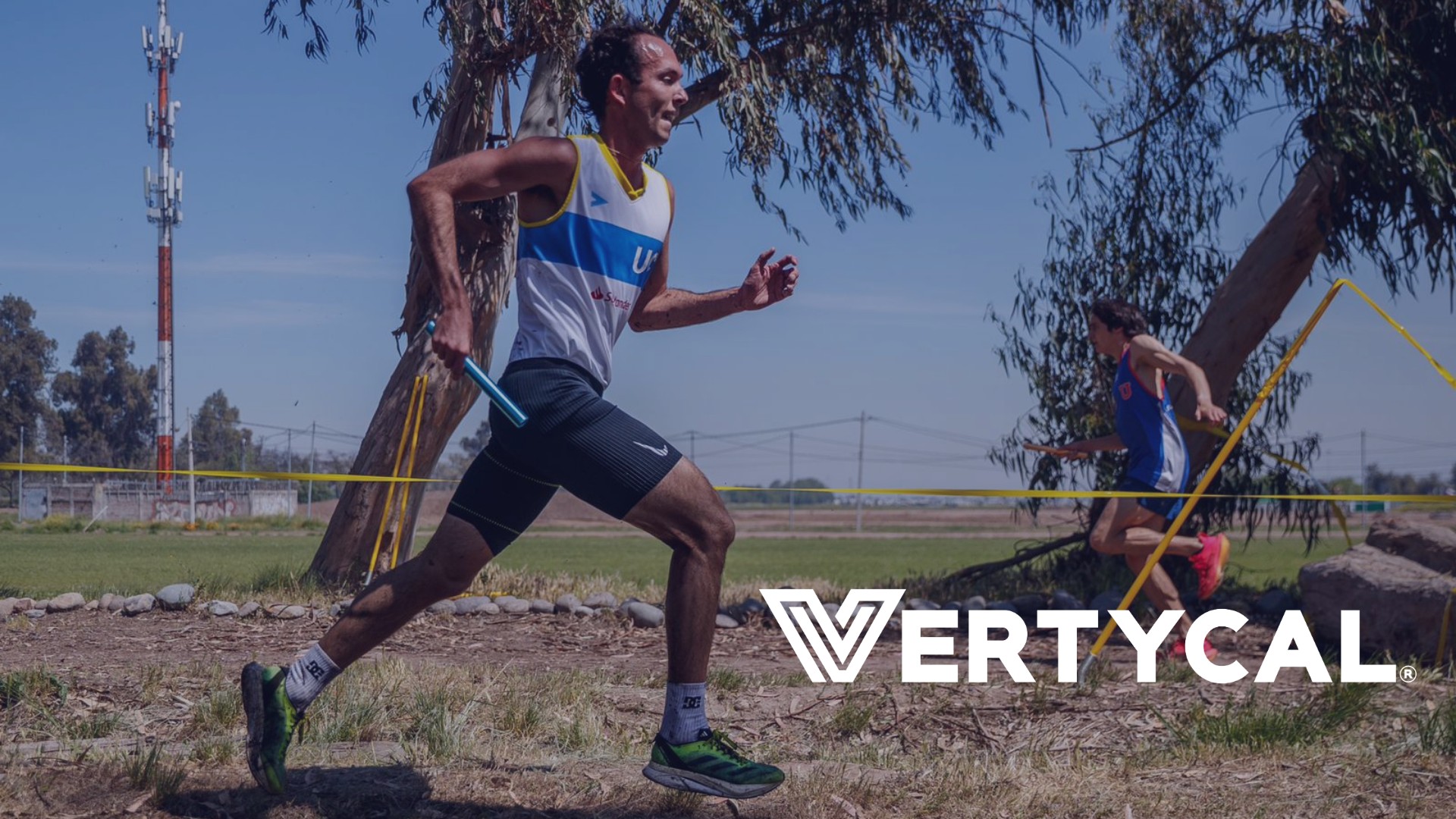 Corredor del equipo Cross Country UC entrenando con indumentaria Vertycal