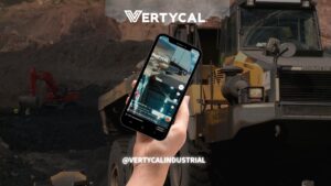 Celular mostrando el perfil de TikTok de Vertycal en faena minera