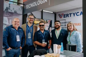 Equipo de Vertycal reunido en su stand de EXPONOR 2026