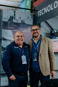 Dos integrantes del equipo Vertycal en el stand de EXPONOR 2026