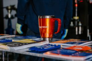 Taza y material corporativo de Vertycal en el stand de EXPONOR 2026