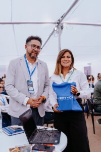 Equipo de Vertycal conversando con visitantes en el stand de EXPONOR 2026