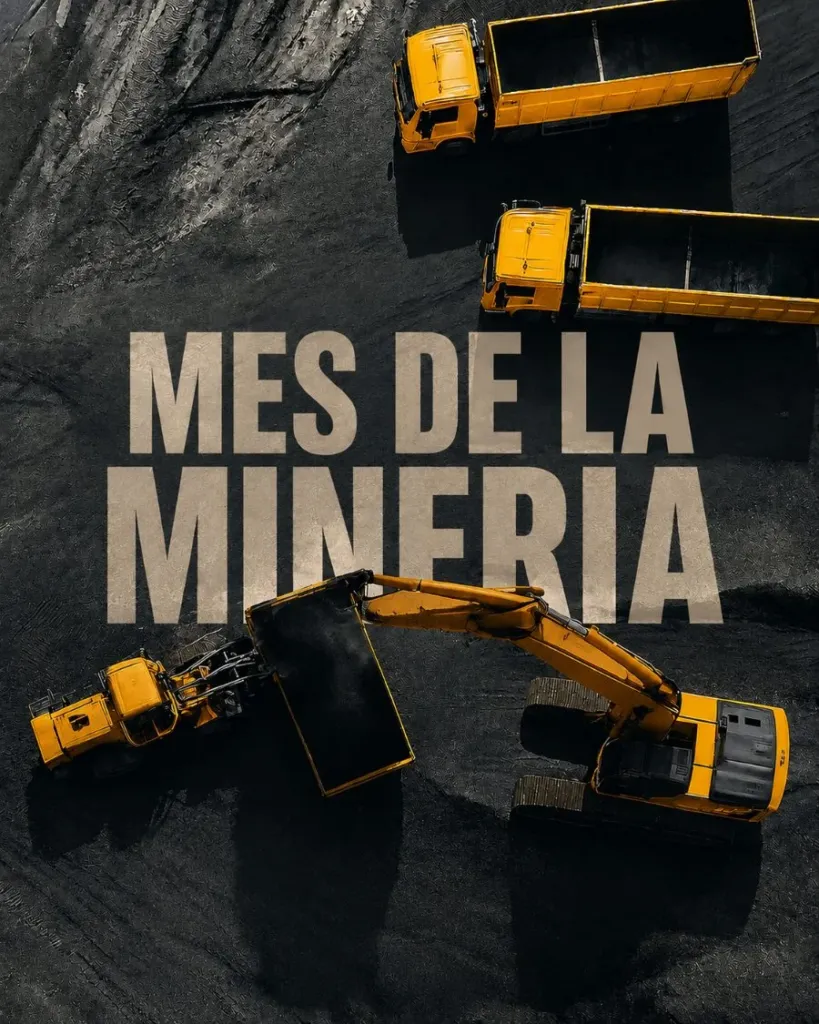 Mes de la Minería: camiones y excavadora en faena minera