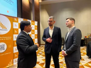 Representantes de Vertycal conversando en el Desayuno de Proyectos APRIMIN