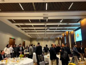 Salón del Desayuno de Proyectos APRIMIN con asistentes sentados en mesas