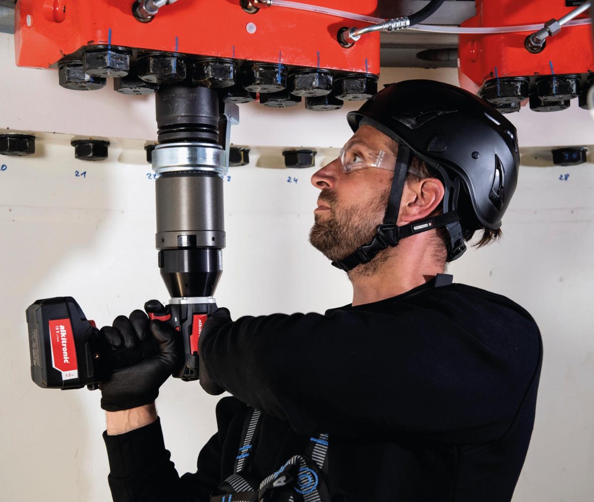 Operador apretando pernos con una herramienta de torque alkitronic EB a batería