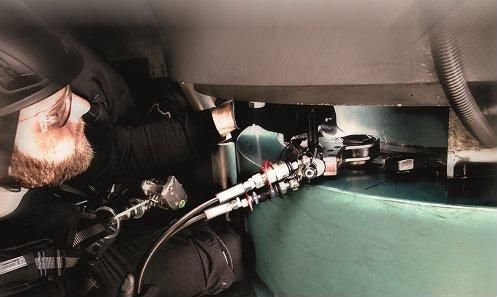 Técnico apretando una unión con una llave hidráulica alkitronic en un espacio reducido